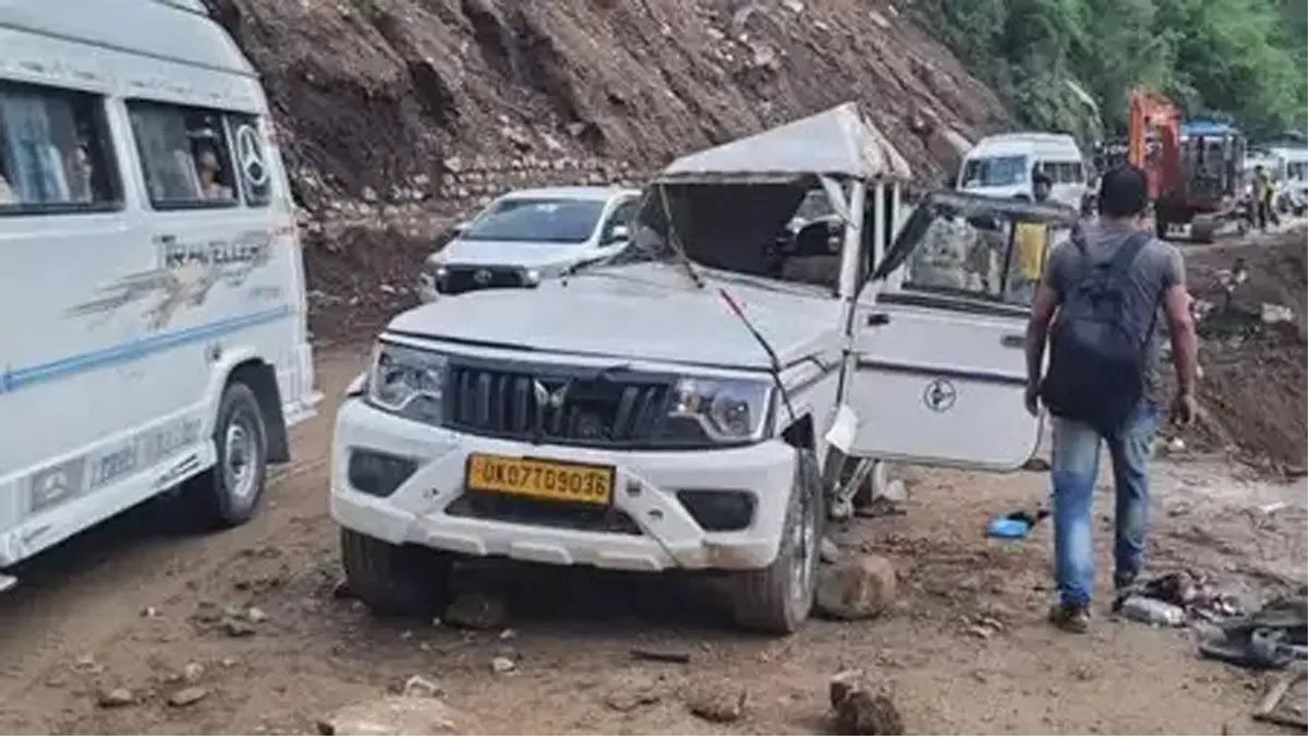 Rudraprayag Road Accident : उत्तराखंड में पहाड़ी से गिरा बोल्डर