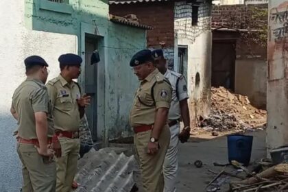 खुर्सीपार थाना क्षेत्र के अंतर्गत उड़िया बस्ती में एक 60 वर्षीय बुजुर्ग ने 30 वर्षीय युवक पर टंगिया (कुल्हाड़ी) से हमला कर उसकी जान ले ली।