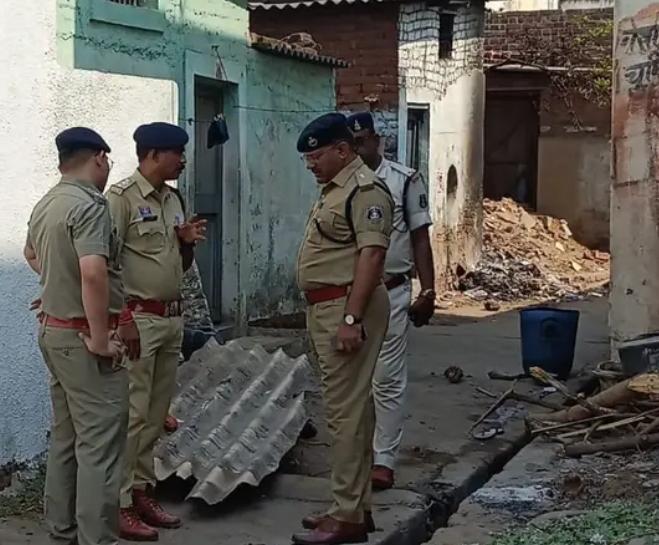 खुर्सीपार थाना क्षेत्र के अंतर्गत उड़िया बस्ती में एक 60 वर्षीय बुजुर्ग ने 30 वर्षीय युवक पर टंगिया (कुल्हाड़ी) से हमला कर उसकी जान ले ली।