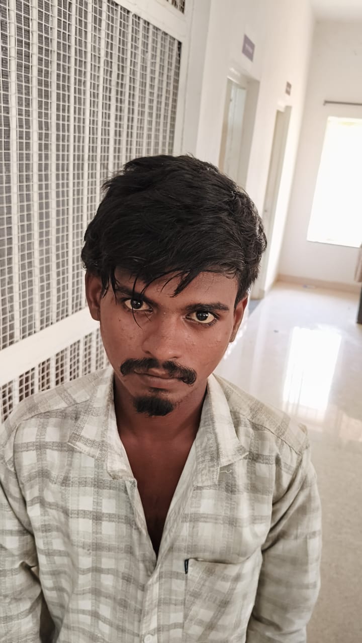 शनि मंदिर के पास कार रोकी, शराब के लिए पैसे मांगे, पुलिस ने दर्ज किया मामला