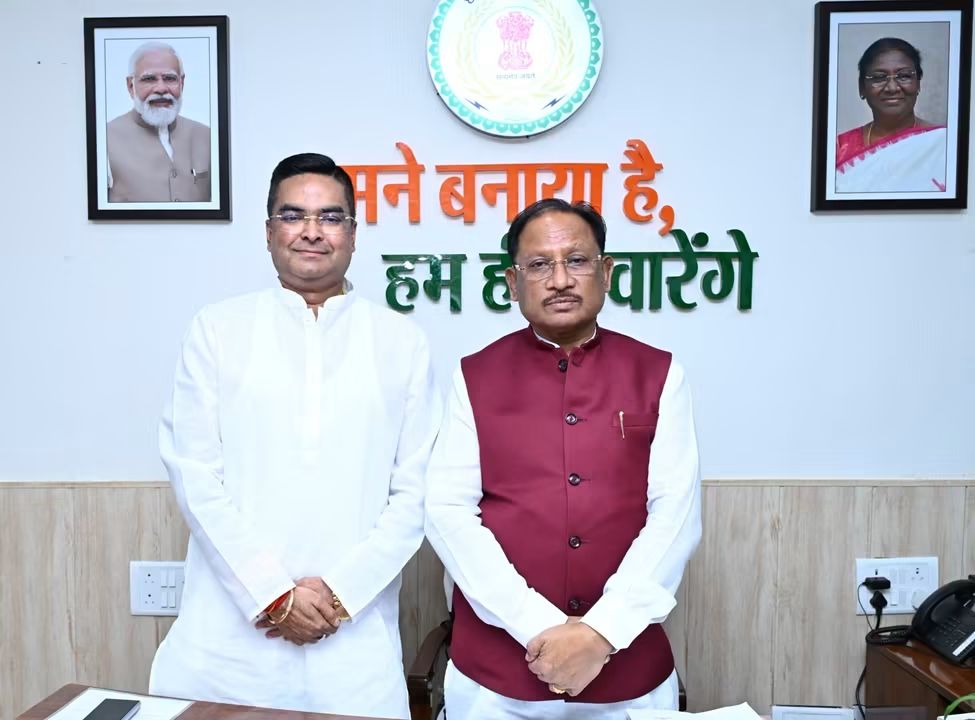 मुख्यमंत्री विष्णुदेव साय से मुलाकात करते वैशाली नगर विधायक रिकेश सेन, भिलाई इस्पात संयंत्र में कथित लोहा चोरी मामले के दस्तावेज सौंपते हुए।