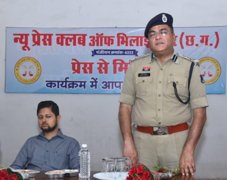 Press meet को सम्बोधित करते SSP विजय अग्रवाल 