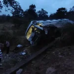 Passenger Bus Accident : दंतेवाड़ा में तेज रफ्तार यात्री बस पलटी, 5 यात्री घायल