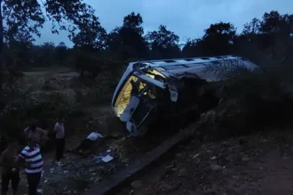 Passenger Bus Accident : दंतेवाड़ा में तेज रफ्तार यात्री बस पलटी, 5 यात्री घायल