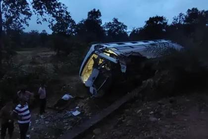 Passenger Bus Accident : दंतेवाड़ा में तेज रफ्तार यात्री बस पलटी, 5 यात्री घायल