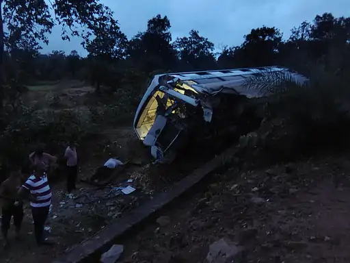 Passenger Bus Accident : दंतेवाड़ा में तेज रफ्तार यात्री बस पलटी, 5 यात्री घायल