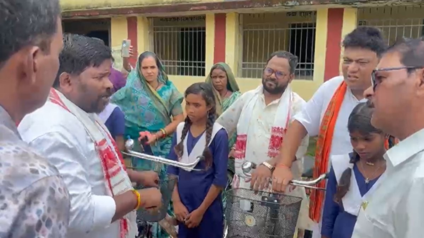 Saraswati Cycle Yojana Controversy : सरस्वती साइकिल योजना में हंगामा, भाजयुमो के पूर्व अध्यक्ष गिरफ्तार