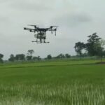 Agriculture Drone Technology : ड्रोन से खेतों में दवाइयों का छिड़काव, किसानों ने देखा खेती का नया हाईटेक तरीका