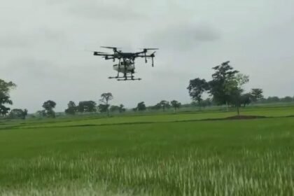 Agriculture Drone Technology : ड्रोन से खेतों में दवाइयों का छिड़काव, किसानों ने देखा खेती का नया हाईटेक तरीका