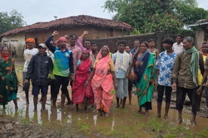 Balod Road Protest : अधूरी सड़क पर ग्रामीणों ने की धान की रोपाई
