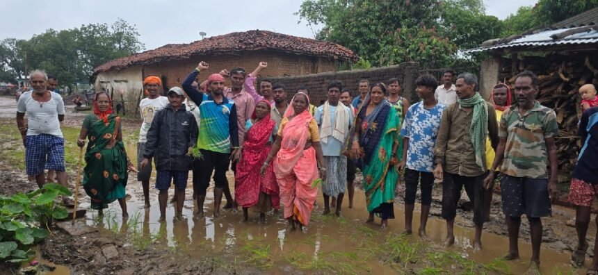 Balod Road Protest : अधूरी सड़क पर ग्रामीणों ने की धान की रोपाई