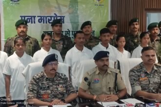 Bijapur Maoist Surrender : झारखंड में सक्रिय 8 माओवादियों ने बीजापुर में किया आत्मसमर्पण