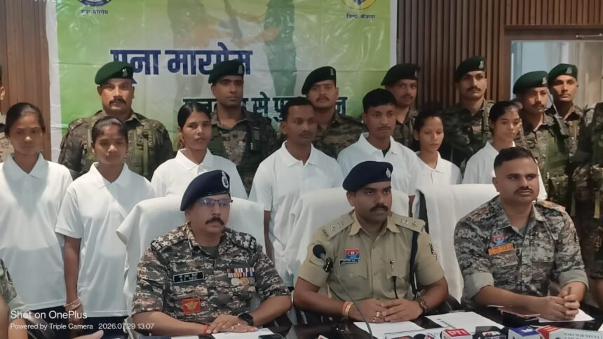 Bijapur Maoist Surrender : झारखंड में सक्रिय 8 माओवादियों ने बीजापुर में किया आत्मसमर्पण