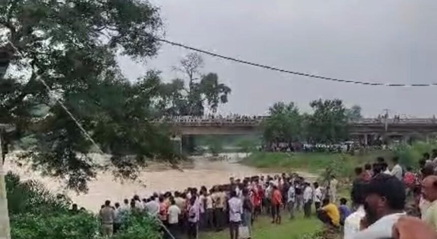 Sarangarh Car Accident Rescue : लात नाला में कार बहने के बाद दंपती की तलाश जारी, 60 घंटे बाद भी नहीं मिला सुराग