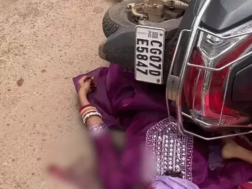 Durg road accident : दर्दनाक हादसा: खड़े ट्रैक्टर से टकराई स्कूटी