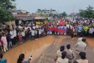 Rajnandgaon Road Protest : जर्जर सड़क पर फूटा गुस्सा, ग्रामीणों ने किया चक्का जाम
