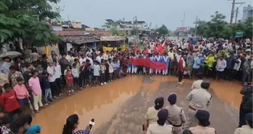 Rajnandgaon Road Protest : जर्जर सड़क पर फूटा गुस्सा, ग्रामीणों ने किया चक्का जाम