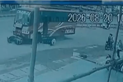 Bus Accident : बस ने स्कूटी सवार पिता-पुत्र को मारी टक्कर, 15 फीट तक घसीटा 