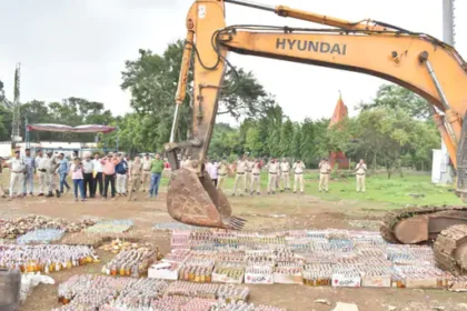 Durg Illegal Liquor Destroyed : दुर्ग पुलिस ने 45 लाख की अवैध शराब की नष्ट, 112 मामलों का निस्तारण