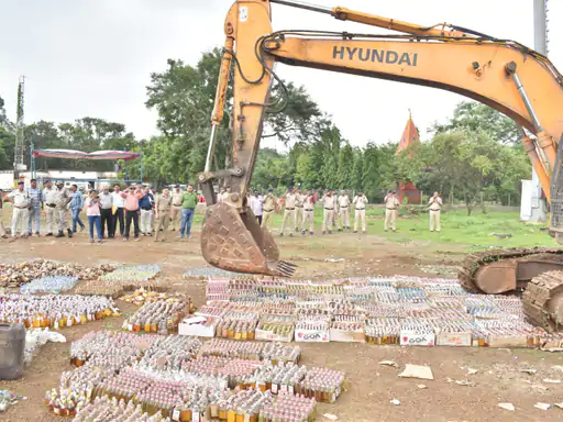 Durg Illegal Liquor Destroyed : दुर्ग पुलिस ने 45 लाख की अवैध शराब की नष्ट, 112 मामलों का निस्तारण