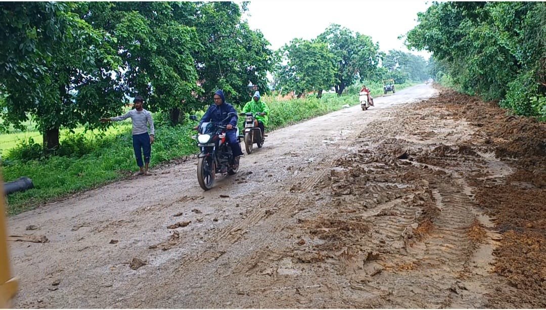 सांकरा से जैतपुरी तक जाने वाले मुख्य मार्ग का नजारा