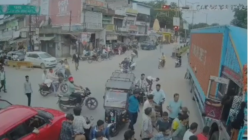 Container Accident : कंटेनर के नीचे फंसी स्कूली छात्रा, पुलिस की तत्परता से बची जान