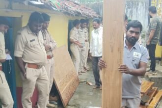 Illegal Teak Wood Seized : घर में छिपाकर रखी थी सागौन की लकड़ी, 15 चिरान और 2 पलंग-पाट जब्त