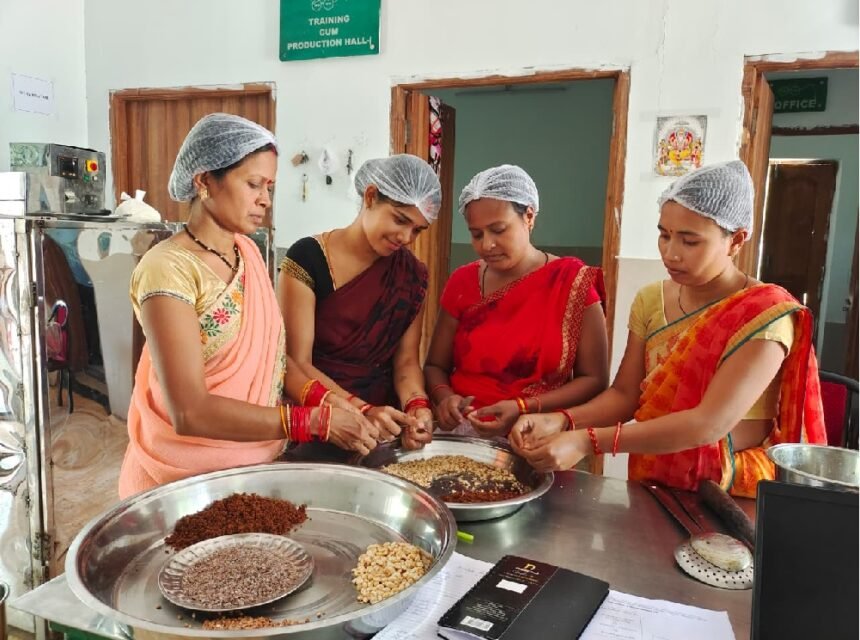 Mahua Success Story : महुआ ने बदली महिलाओं की जिंदगी, वन धन योजना से बनीं आत्मनिर्भर