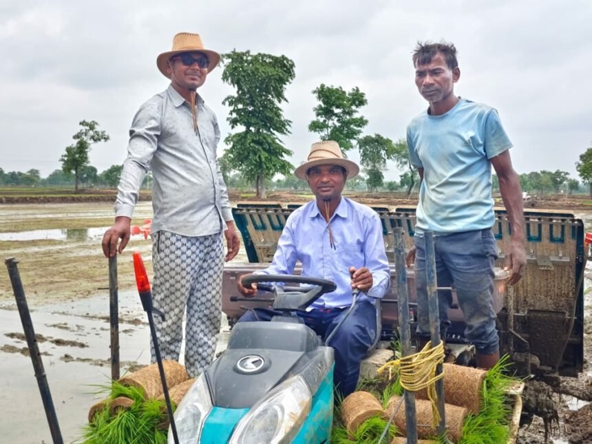 Paddy Transplanter : पैडी ट्रांसप्लांटर से किसान ने घटाई लागत, बढ़ाई उत्पादकता