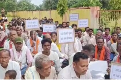 School Building Crisis : स्कूल भवन की कमी से भड़का ग्रामीणों का गुस्सा, गेट पर जड़ा ताला