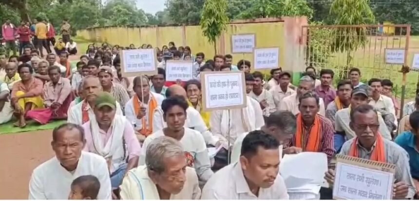 School Building Crisis : स्कूल भवन की कमी से भड़का ग्रामीणों का गुस्सा, गेट पर जड़ा ताला
