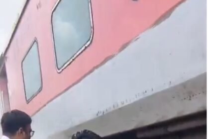Train Fire Alert : चलती एक्सप्रेस के दो कोचों से उठा धुआं,  टला बड़ा हादसा