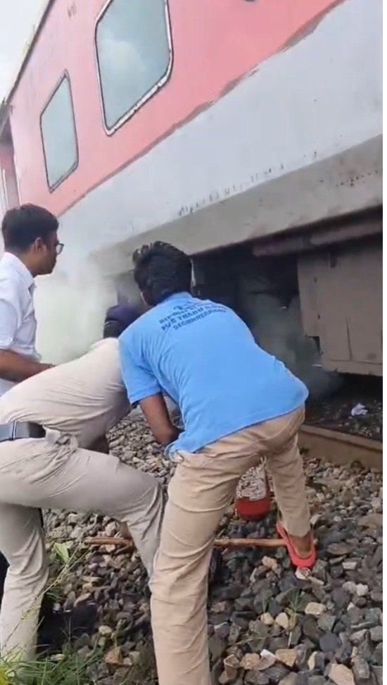 Train Fire Alert : चलती एक्सप्रेस के दो कोचों से उठा धुआं,  टला बड़ा हादसा