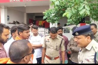 Dhamtari News : प्रार्थना सभा की सूचना पर हिंदू संगठन का विरोध, हंगामे के बाद पहुंची पुलिस