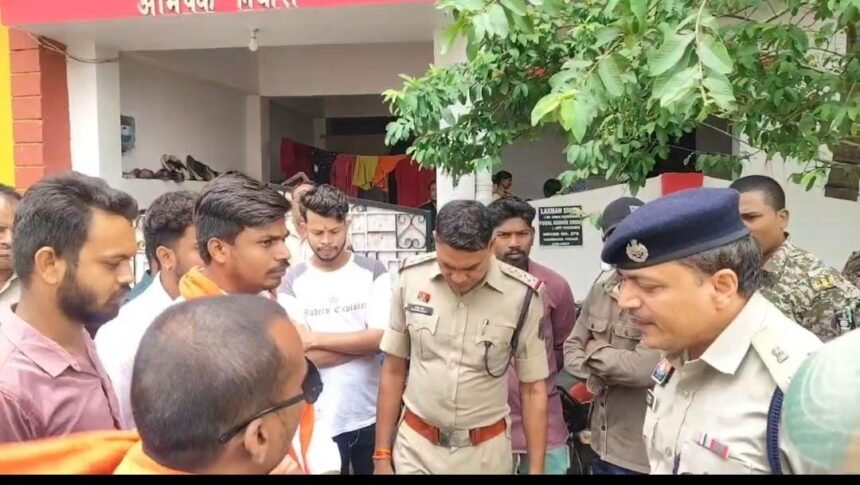 Dhamtari News : प्रार्थना सभा की सूचना पर हिंदू संगठन का विरोध, हंगामे के बाद पहुंची पुलिस