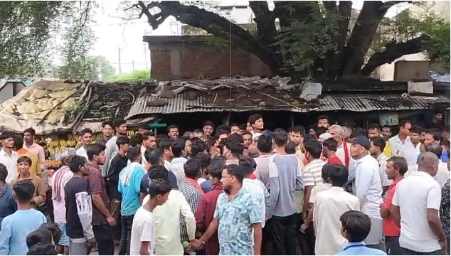 Tractor Accident : अनियंत्रित ट्रैक्टर ने 4 साल के मासूम को कुचला, भीड़ के हमले में ड्राइवर की मौत की खबर; गांव में तनाव