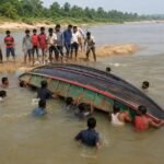 Kanker Boat Accident : कोटरी नदी में रेत के टीले से टकराकर पलटी सवारियों से भरी नाव, 12 लोग थे सवार