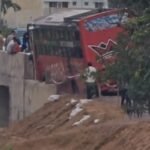 Gariyaband Bus Accident : अधूरे पारागांव पुल से टकराई श्रद्धालुओं से भरी बस, बड़ा हादसा टला