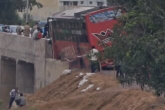 Gariyaband Bus Accident : अधूरे पारागांव पुल से टकराई श्रद्धालुओं से भरी बस, बड़ा हादसा टला