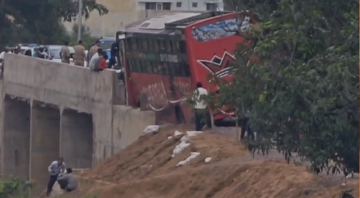 Gariyaband Bus Accident : अधूरे पारागांव पुल से टकराई श्रद्धालुओं से भरी बस, बड़ा हादसा टला