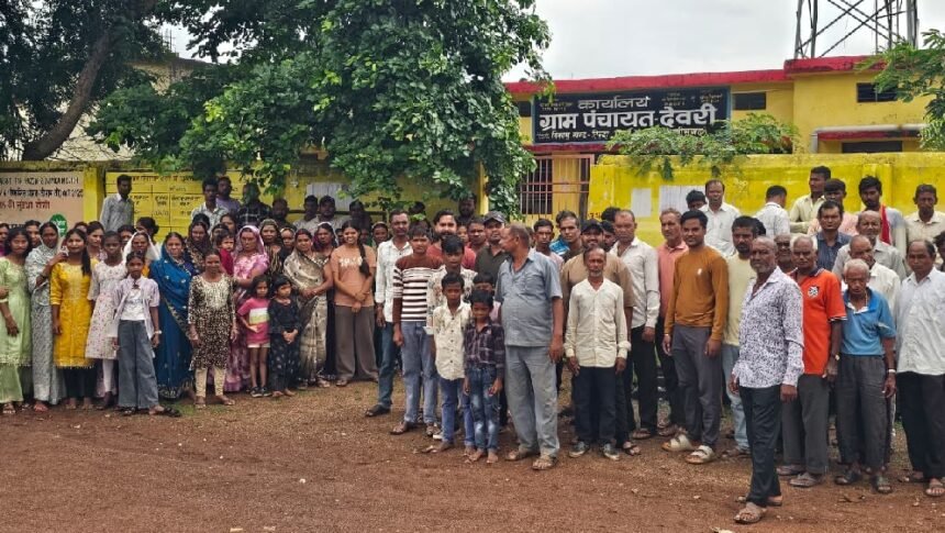Fake NOC Controversy : देवरी में फर्जी NOC विवाद फिर गरमाया, ग्रामीणों ने पंचायत में जड़ा ताला