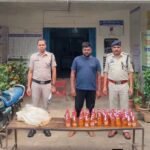 Illegal Liquor : 117 पाव शराब के साथ 2 कोचिए गिरफ्तार, 2 बाइक जब्त