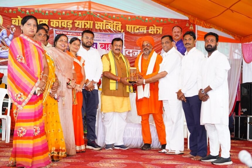 Kanwar Yatra Patan : बरसते पानी में भी नहीं रुके शिवभक्तों के कदम, पाटन से टोलाघाट तक गूंजा बोल बम