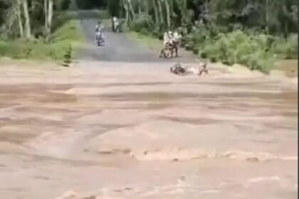 CG Rain Alert : उफनते नाले में बाइक समेत गिरा बुजुर्ग, बाल-बाल बची जान