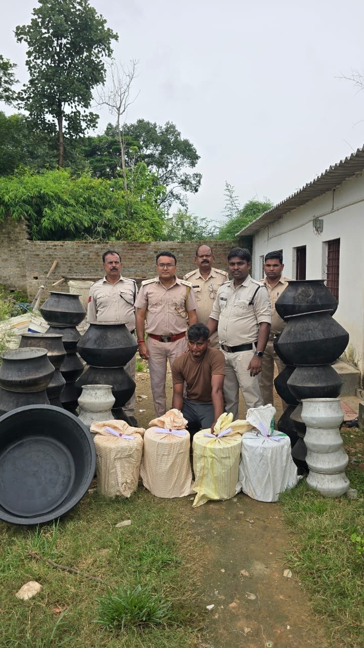Mahua Liquor Bhatti Busted : अंबिकापुर में अवैध शराब की भट्ठी का भंडाफोड़, 480 किलो लाहन और 70 लीटर कच्ची शराब जब्त
