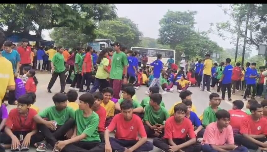 Eklavya School Protest : तीसरी बार सड़क पर उतरे छात्र, कलेक्टर को बुलाने पर अड़े