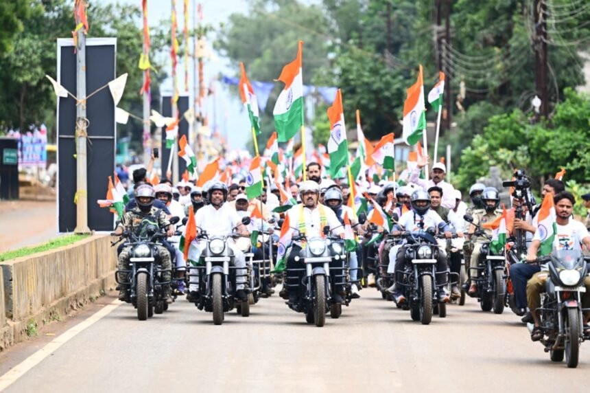 Bastar Tiranga Yatra 2026 : नारायणपुर से शुरू हुई तिरंगा यात्रा, बाइक से उपमुख्यमंत्री और वन मंत्री ने किया नेतृत्व