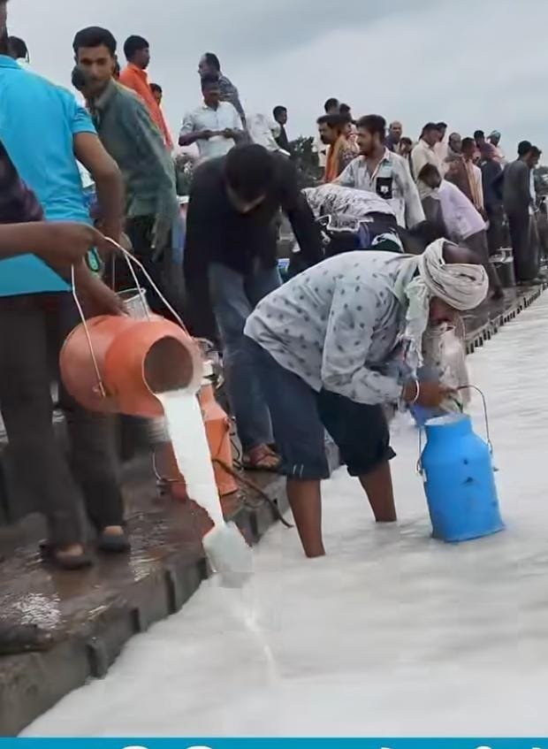 Milk Price Hike : दूध के दाम को लेकर तिल्दा-नेवरा में घमासान, विक्रेताओं ने बहाया हजारों लीटर दूध