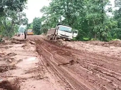 Antagarh-Narayanpur Road : बारिश में सड़क बदहाल, 4 दिन से बसें बंद