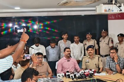 IGKV Paper Leak Case : 5 हजार में बिकता था पेपर? WhatsApp पर PDF मिलने का छात्रों ने किया दावा